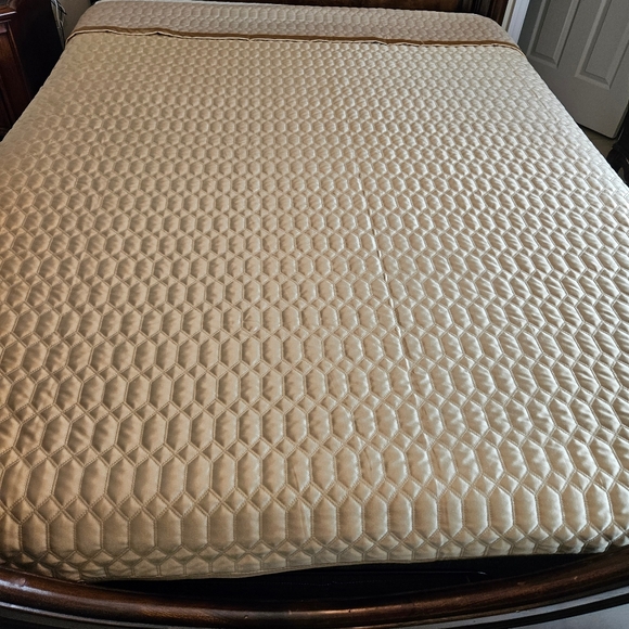 J Queen New York (Queen) Gold Quilted Spread - Picture 4 of 4